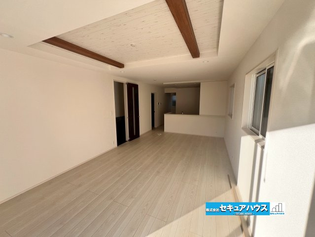 【今からご案内可能】東海市富貴ノ台 全3棟の内観：施工例|■LDK（イメージ）　　
通学から帰宅し、リビングルームで会話を楽しむ子ども達。リビングから臨む景色は太陽色に染まり、解放感溢れゆったりとしたひと時を過ごすことが出来る素敵な空間です。