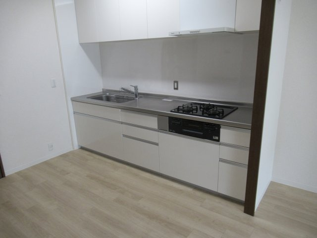 フレール兵庫浜崎通３ＬＤＫのキッチン|ゆったりとスペースのある洗面所