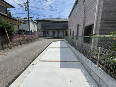 【前面道路含む現地写真】 | 柏市豊住５丁目新築戸建（第５豊住） | 駐車スペース・縦列２台駐車可