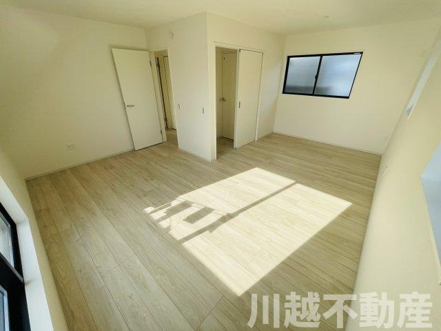 徒歩５分圏内にスーパーがあってお買い物便利の洋室|オシャレな店舗でゆっくりとお過ごしください