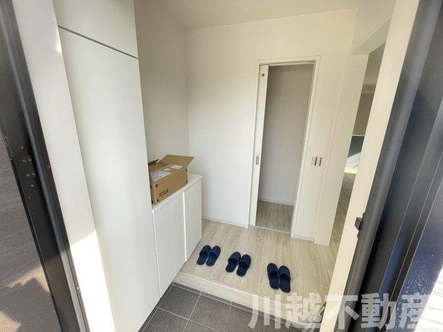 徒歩５分圏内にスーパーがあってお買い物便利の玄関|当店は最寄り駅から徒歩圏内です