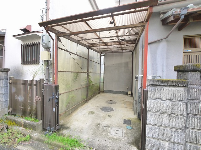 桜井市金屋戸建（金屋62-13）の駐車場|カースペースがあります