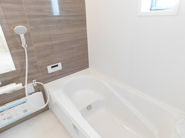 愛西市草平町東前の新築一戸建の浴室|◇浴室◇　　広い１坪サイズ（ＬＩＸＩＬ）・浴室暖房乾燥機・断熱浴槽・エコベンチ浴槽・お手入れ楽々カウンター・キレイサーモフロア・オートバス・バリアフリーバス・追い焚き・浴室窓あり