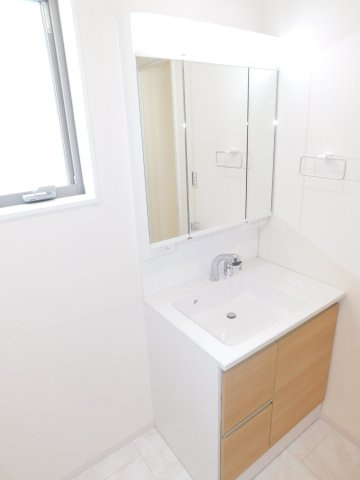 愛西市草平町東前の新築一戸建の独立洗面台|◇洗面室◇　　三面鏡シャンプードレッサー　くもり止め仕様　床下収納庫完備　　