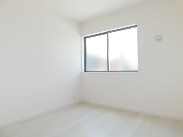 愛西市草平町東前の新築一戸建の洋室|◇洋室◇　　明るい洋室５．０６帖　全居室ＷＩＣ完備！