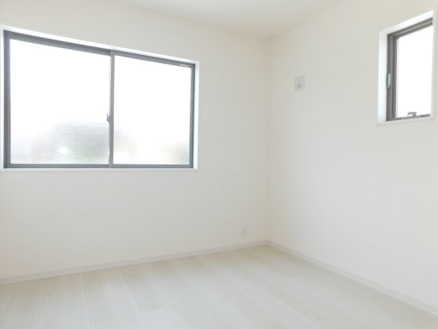 愛西市草平町東前の新築一戸建の洋室|◇洋室◇　　２面採光で明るい洋室５．０６帖　全居室ＷＩＣ完備！