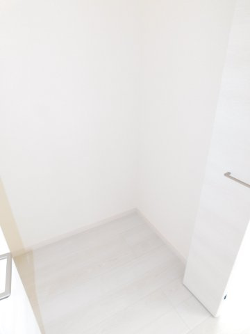 愛西市草平町東前の新築一戸建の収納|◇パントリー◇　　キッチン横に広めのパントリー収納完備♪