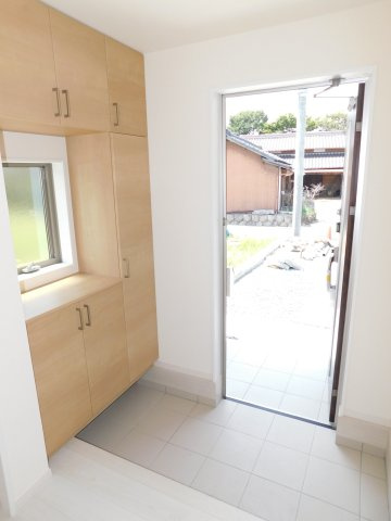 愛西市草平町東前の新築一戸建の玄関|◇玄関収納◇　　玄関がスッキリ片付く大容量収納♪