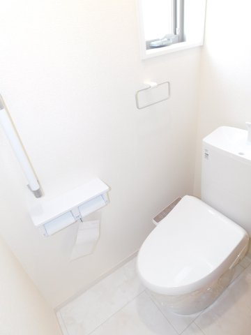 愛西市草平町東前の新築一戸建のトイレ|◇トイレ◇　　平屋ですがトイレ２か所完備♪　節水タイプ　　