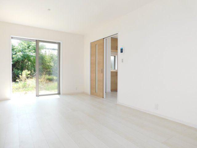 愛西市草平町東前の新築一戸建の居間・リビング|◇リビング◇　　南面で明るいリビング１９．０帖　リビングが見渡せて子育てに嬉しい対面キッチン♪