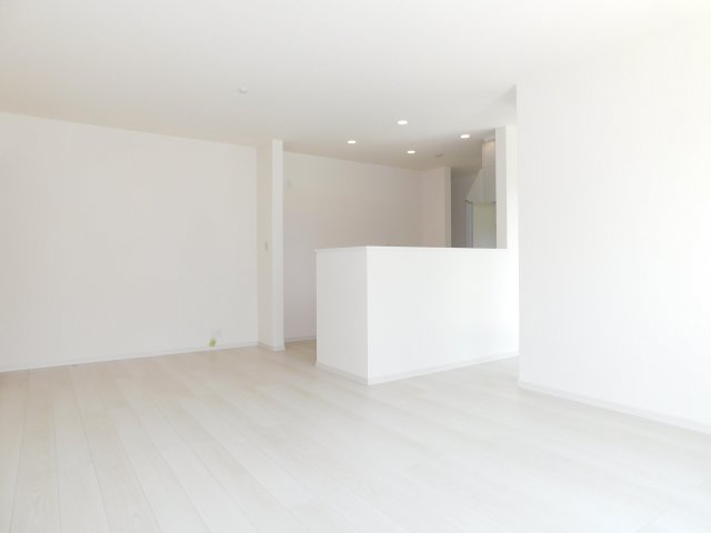 愛西市草平町東前の新築一戸建の居間・リビング|◇リビング◇　　南面で明るいリビング１９．０帖　便利な回遊導線のキッチン♪