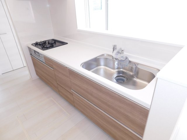 愛西市草平町東前の新築一戸建のキッチン|◇キッチン◇　　人気の対面式・人造大理石カウンター・浄水機能付ハンドシャワー・静音仕様シンク・スローインクローズレール・Ｓｉセンサーコンロ（３口）・床下収納庫