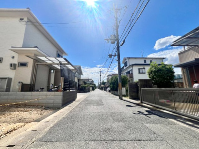 【前面道路含む現地写真】 | 伏見区桃山町大島　新築戸建 | （株）ゆいホームでは、ご購入・ご売却・住宅ローンなどのあらゆるご相談にお応えします。 もちろん相談は無料です！まずはお気軽にお電話下さい。
