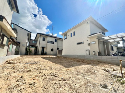 【外観】 | 伏見区桃山町大島　新築戸建 | 【お部屋情報】トイレが2ヶ所あり、忙しい朝に混み合う心配なし！暖房便座ですので冬の寒い時期でも安心ですね(^^)/