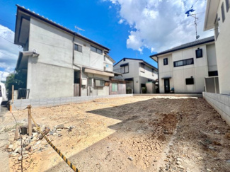 【外観】 | 伏見区桃山町大島　新築戸建 | スーパー【フレスコ桃山南口店】が徒歩5分にあり、毎日のお買物もラクラク♪近くには【ドッラグユタカ桃山南店】もあり、急な体調不良でも安心ですね。