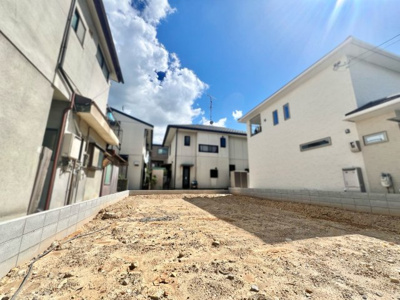 【外観】 | 伏見区桃山町大島　新築戸建 | 【お部屋情報】玄関にポーチがあるので、雨の日でも濡れずに玄関を出入りする事が出来ます。