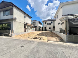 【前面道路含む現地写真】 | 伏見区桃山町大島　新築戸建 | 【設備情報】24時間換気システムが設置されており、お部屋の空気を常に綺麗にし、カビなどの発生を防止してくれます。