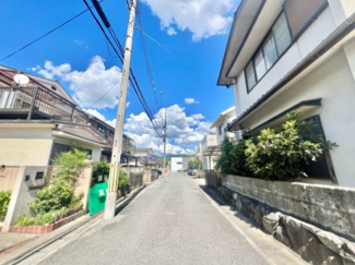 【前面道路含む現地写真】 | 伏見区桃山町大島　新築戸建 | 【お部屋情報】対面式システムキッチンですので、リビングにいるご家族とのコミュニケーションが増え、小さなお子様がいるご家庭も安心です(^^♪