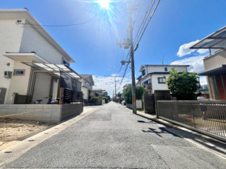 【前面道路含む現地写真】 | 伏見区桃山町大島　新築戸建 | 【お部屋情報】リラックス効果もある和室は、居間としてもご使用いただけます。またキッズスペースや在宅ワークスペースとしてのご使用にもオススメです(^^)/