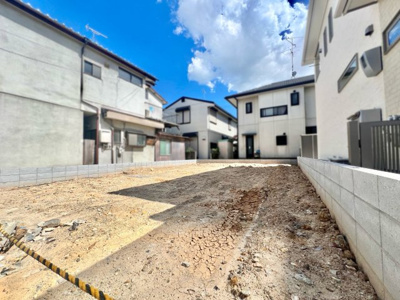 【外観】 | 伏見区桃山町大島　新築戸建 | 【お部屋情報】キッチンスペースには窓が設けられており、効率よく換気ができます。