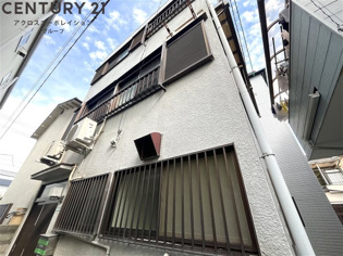 三階建ての貸家です。