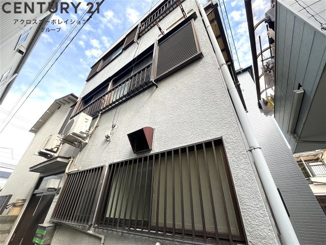 三階建ての貸家です。