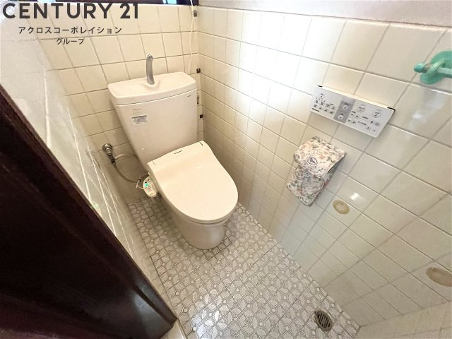 ウォシュレット付のトイレです。二回にもトイレがあります。