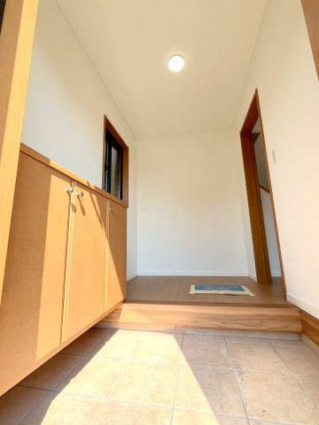 あきる野市伊奈　中古戸建の玄関