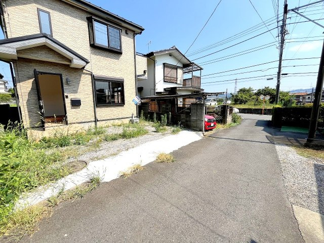 あきる野市伊奈　中古戸建の前面道路含む現地写真
