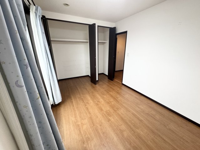 オール電化！ソーラー付き！電気に困らないまるで新築のような理想の中古戸建！栃木県下都賀郡壬生町の洋室|ゆったりした洋室です