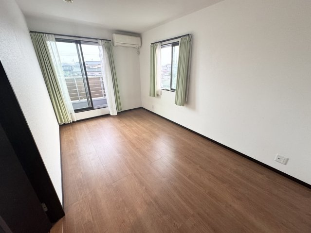 オール電化！ソーラー付き！電気に困らないまるで新築のような理想の中古戸建！栃木県下都賀郡壬生町の洋室|ゆったりした洋室です