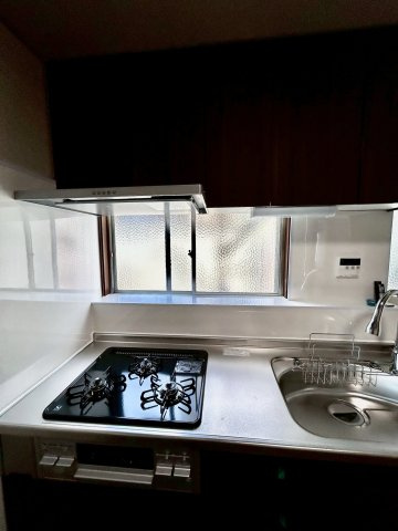 城山町3丁目テラスハウスのキッチン|キッチンにも窓あり