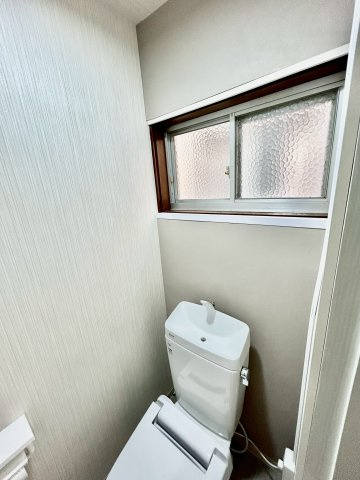 城山町3丁目テラスハウスのその他|トイレにも窓ございます