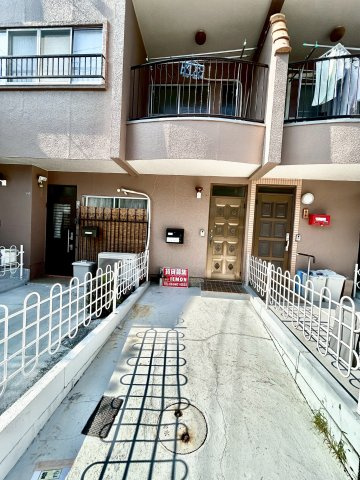城山町3丁目テラスハウスのエントランス