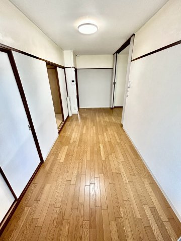 城山町3丁目テラスハウスの居間・リビング