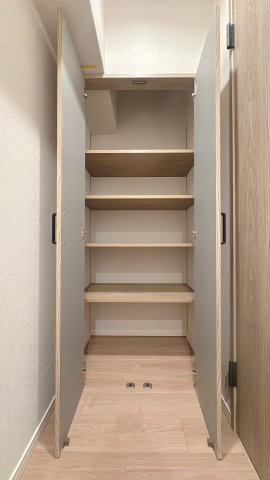 【収納】 | ローレルハイツ南福岡 | 【リフォーム済みの清潔な収納スペース】内装に合わせ、収納内部も美しく一新。棚板の調整など使い勝手にも配慮されており、大切な衣類も安心して保管いただけます。