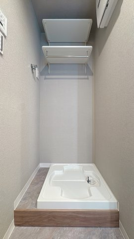【ランドリースペース】 | ローレルハイツ南福岡 | 室内洗濯機置き場を完備。防水パン付きで万が一の漏水にも配慮されています。キッチンや洗面室からの動線も良く、効率よく家事をこなせる設計が魅力です。