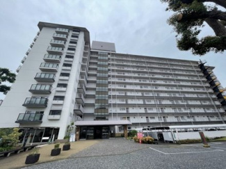 【外観】 | 利便と快適が両立する好立地。大規模修繕工事にて全戸窓サッシを「ペアガラス」へ一新済み！断熱・防音性が大幅に向上し、冬は暖かく結露も抑制します。駅周辺の活気と、室内での静寂を両立した快適な住まいです。
