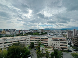 【外観】 | 遮るもののない開放的な景色が広がります。夜には街の灯りが美しく、季節の移ろいを身近に感じられる贅沢な眺めです。