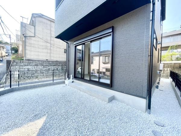 横浜市南区六ツ川２丁目の新築一戸建の前面道路含む現地写真|陽当りの良さ、住環境を現地にてご確認下さい！
周辺環境も合わせてご案内させて頂きます！