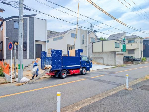 横浜市南区永田山王台の新築一戸建の前面道路含む現地写真|落ち着いた街並みになります。
是非一度、現地へお越しください。 
ご自宅までの送迎もいたします