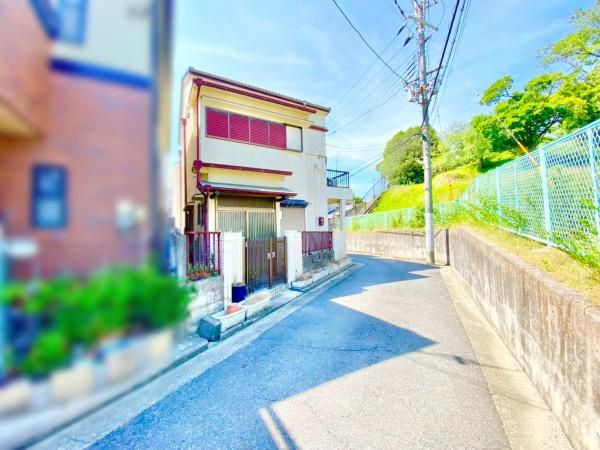 【前面道路含む現地写真】 | 低層の一戸建てを中心とした街並みが整然と続き、周辺は高い建物が建っていないので、採光や開放性に恵まれ、空が広く緑の多い閑静な趣を感じる環境です。