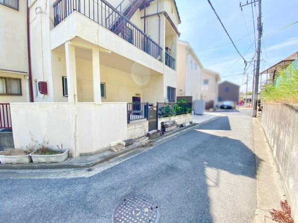 【前面道路含む現地写真】 | 周辺には、コンビニやスーパーなどの生活に便利な施設が揃っております♪