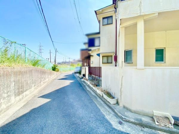 【前面道路含む現地写真】 | 全面道路：角地北側幅員約3.55ｍ、東側幅員約3.85ｍ！前面道路は交通量も少なく、安心してお住まい頂けます!(^^)!