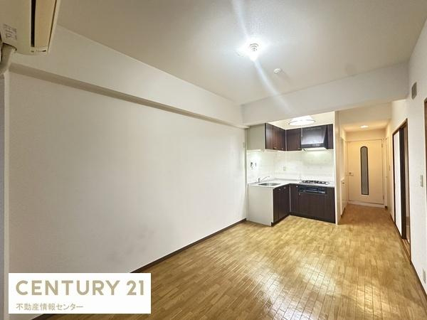 【居間・リビング】 | グランドヴィラ此花1 | スーパーライフが徒歩圏にある為、買い物も便利！
