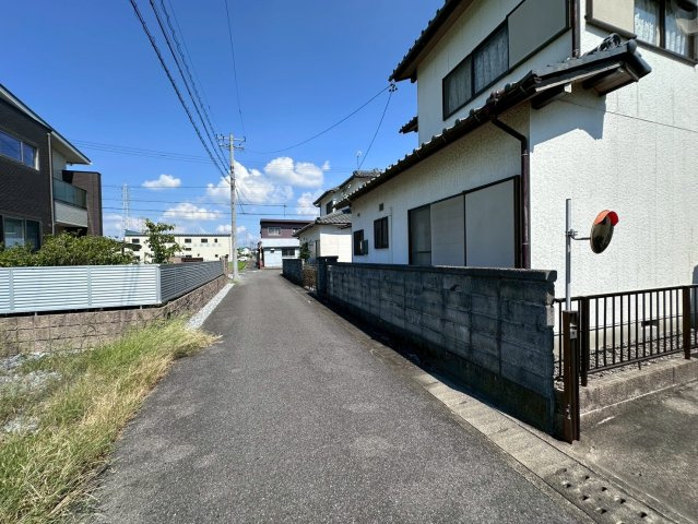 中古戸建　大垣市昼飯町　平成２年築の前面道路含む現地写真