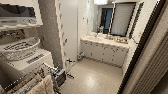 浅間ハイランドパーク プルミエールB棟2階 2LDKの脱衣所|洗面、ランドリースペースは白を基調に