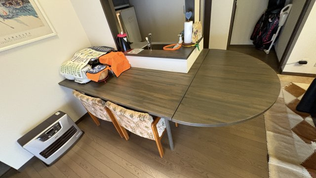 【商談中】浅間ハイランドパーク プルミエールB棟2階 2LDKの居間・リビング|折りたたみ可能なカウンターテーブル
