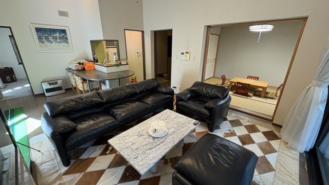 浅間ハイランドパーク プルミエールB棟2階 2LDKの居間・リビング|約15帖のLDK