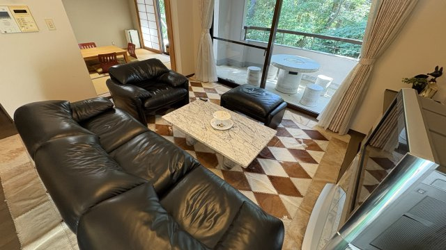 浅間ハイランドパーク プルミエールB棟2階 2LDKの居間・リビング